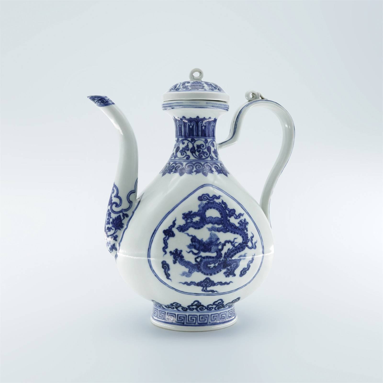 新加坡多祿溙國際拍賣行 2026 春拍：明永樂青花纏枝蓮開光龍紋帶蓋執壺 —— 御窯龍威的青花典範