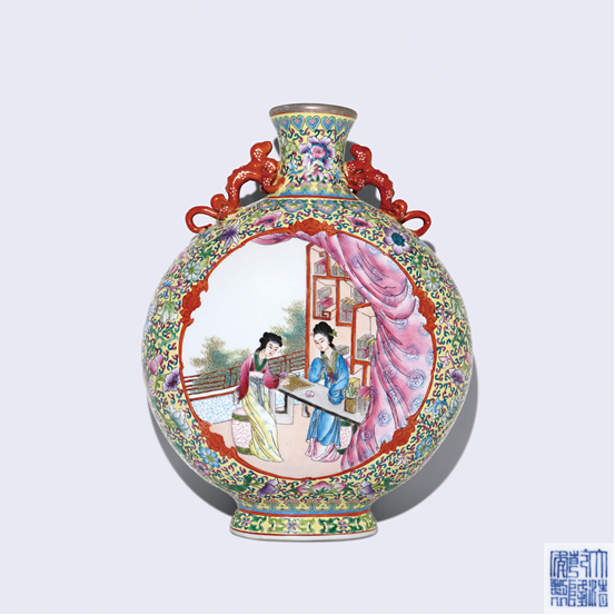 皇家秘境・宮廷之巔|乾隆黃地粉彩開光仕女圖螭龍耳扁瓶|多禄溙國際拍賣行年度重磅珍藏