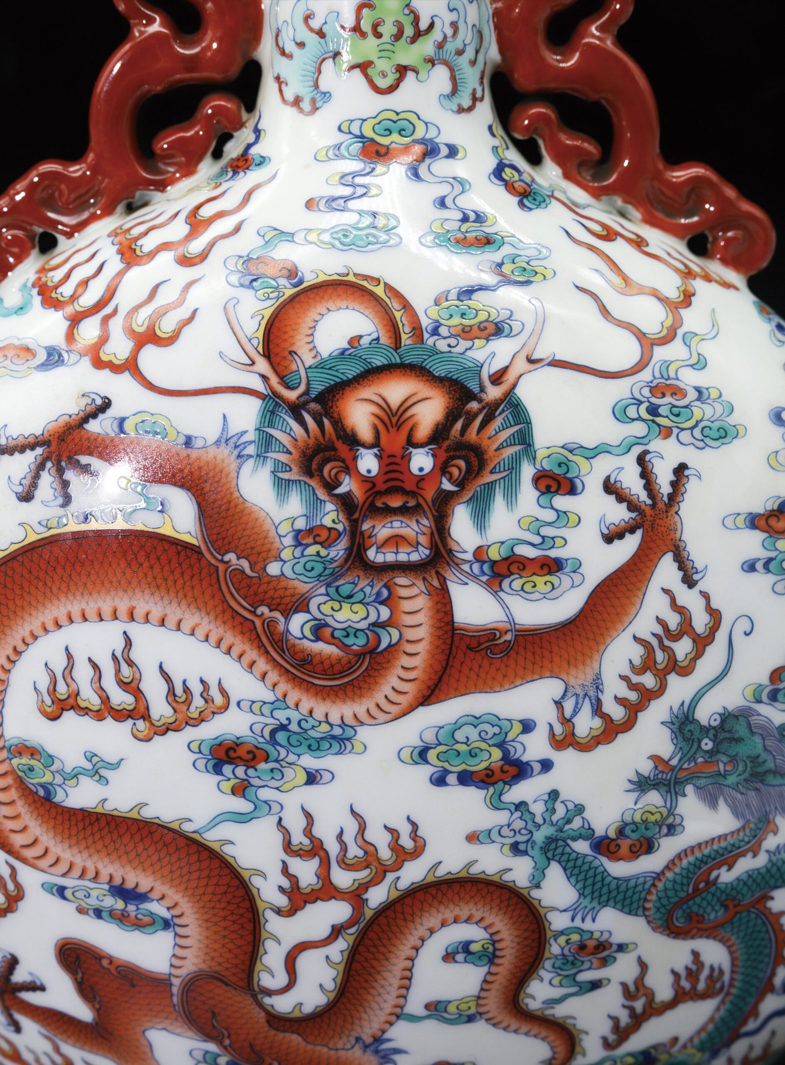 瓷上龍紋:帝王的圖騰與拍賣場上的天價密碼