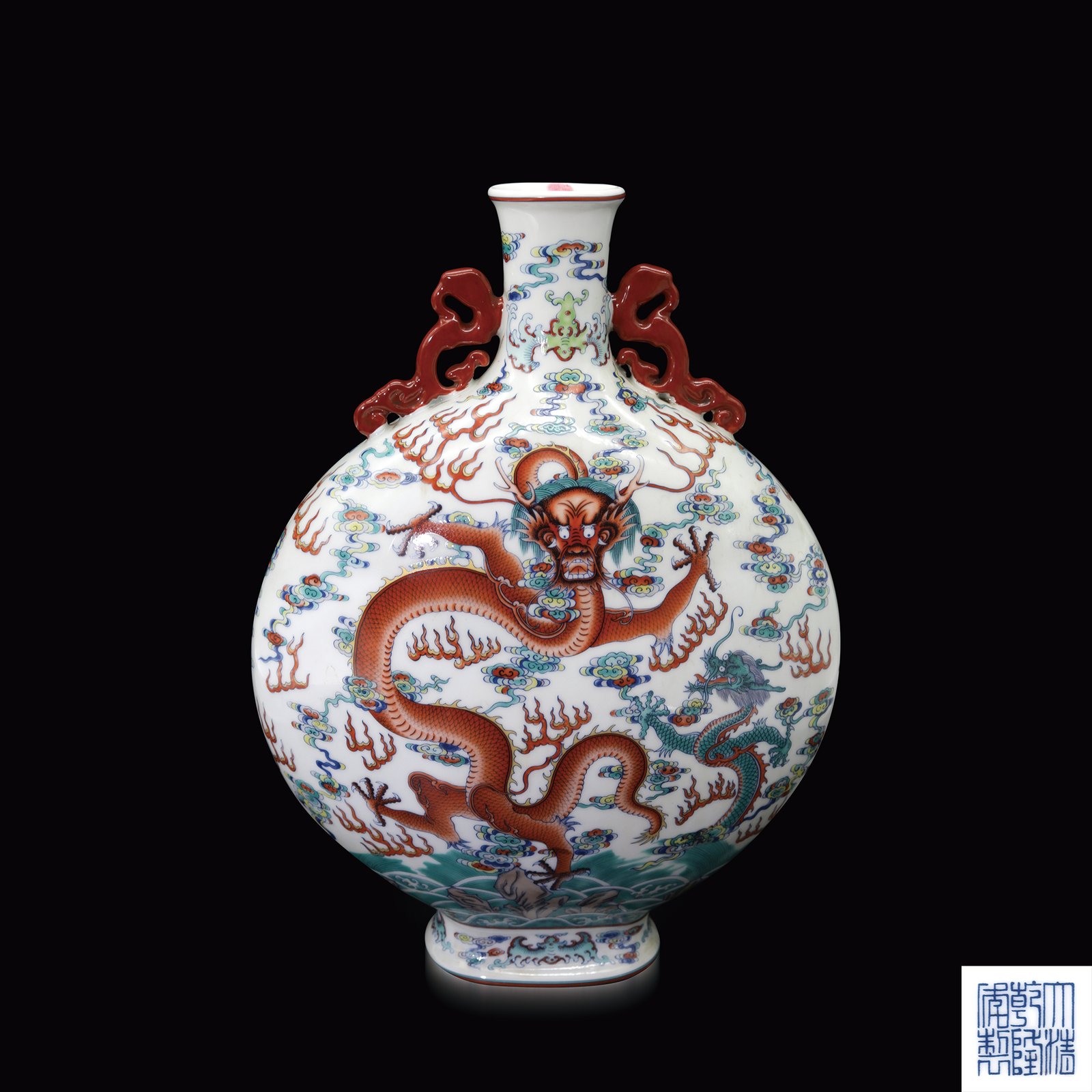 祥雲瑞龍・宮廷華彩|清乾隆粉彩蒼龍教子圖夔龍耳抱月瓶|多祿溙國際拍賣行重磅呈獻